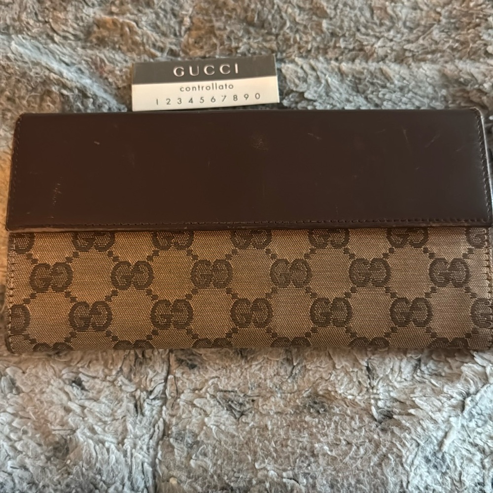 Women’s or Men's Gucci Canvas Long Wallet!! Comes with interlocking hardware! - Picture 15 of 17